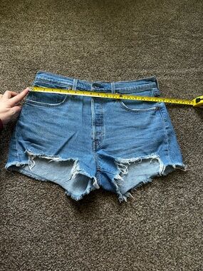 Stretchy Levi’s Button Fly Shorts - Size 31